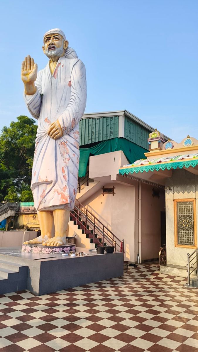 Sai Baba statue at Dagguluru